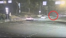 监控：男子遭3车碾过身亡！