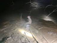 老人在自家鱼塘捕鱼无法自拔 寒夜救援成功