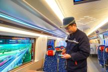 春运乘客不刷手机 抬头“刷车窗” 智慧屏幕添彩旅途