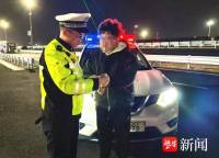 乘客手机遗落收费站 交警暖心送回 贴心送回