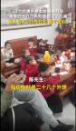 23个小辈拜年舅舅给每人发100元红包 温馨大家庭共聚一堂