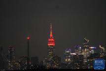 美国纽约帝国大厦点亮“中国红” 春节主题灯光闪耀