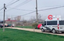 警车主动给婚车队伍倒车让行 新郎特意为民警送上喜糖表达谢意