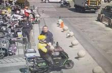 外卖员遇幼童卡喉帮忙急救 善举温暖人心