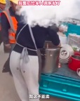 00后工地卖卤肉饭遭同行女子倒肉驱赶