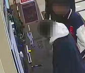 少年得知三名朋友偷窃带去自首 真兄弟认错行动