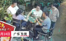 看牌女子神走位躲过天降空调机 惊险瞬间无人伤