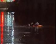 特警淤泥中挣扎半小时救人后累瘫在地 托举生命之心