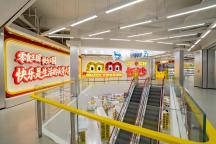 全球最大零食店“零食王国”迎客 超多零食超大面积