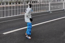 社牛机器人沉迷表演忘了比赛 网友：在称赞中渐渐迷失了自我