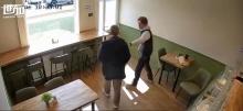英国男子在咖啡店持刀伤人反被暴击 店内顾客反击制服歹徒