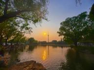 北京夕阳温暖每个回家的你 湖光塔影如诗如画