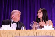 白宫晚宴坐特朗普身旁华裔女性是谁 CBS记者蒋维佳