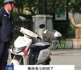 女子景区放任狗狗乱跑 保安劝阻遭骂 遛狗不牵绳再引争议