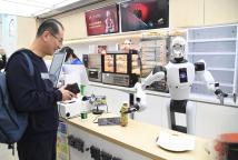 美记者在北京体验中国科技 机器人服务引发惊叹
