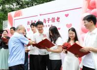 全国劳动模范孔胜东为新人颁结婚证 定格幸福瞬间