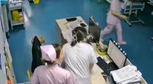我们要跑了 病人怎么办：护士坚守岗位安抚病人