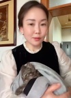 女儿巧施衣服计 妈妈误上小猫当