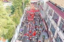 湖北一鎮(zhèn)萬人空巷沿街歡送學(xué)子趕考 民俗盛典壯行