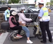 女子騎電動(dòng)車(chē)帶媽媽遇交警被攔 交警：后座不讓帶人，第一次教育糾正