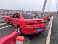 女司機(jī)赤腳駕車失控撞上護(hù)欄 赤腳開車隱患大