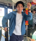 考生結(jié)束考試后在公交車起舞 網(wǎng)友：隔著屏幕都感受到了他的快樂(lè)