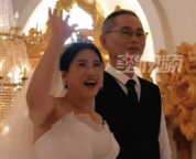 兄妹俩为父母拍婚纱照补办婚礼 亲友到场送祝福