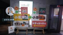 女生帮车主拿走挡路交通锥 不经意善举温暖人心