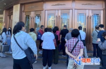 黄金回到“8”字头 金店柜台被挤爆 投资者抢购热潮