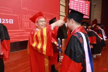 中国社科院大学迎首位盲人博士 视障学者的学术之路
