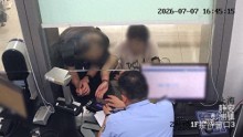 “把5000还我，我取定期再投！”民警拿过老人手机发了句话，骗子当场转账
