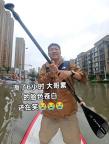 沈阳大哥冒雨划船护送被困路人 6小时救援数十人