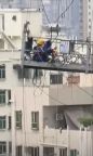 台风天两工人被困高空 吊篮反复撞墙 险情令人揪心
