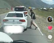 独库公路车窗抛物被当场“扔回” 硬核劝阻获赞
