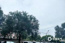 北京今日有雨，雨量分布不均，伴有六七级阵风，最高气温31℃ 雷电黄色预警生效中