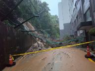 韩国泥石流致一人死亡20余人被困 公寓一层被埋