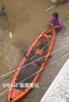 水位涨至胸口 男子划皮划艇挨家救援 暴雨中的温暖援手