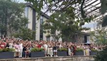 “葫芦娃爷爷”连夜剪下阳台7个葫芦 为游客安全与老人休息考虑