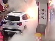 一辆宝马X3轿车在杭州一加油站突然冒烟燃烧