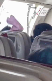 韩亚航空一客机舱门在空中打开，造成6名乘客呼吸困难