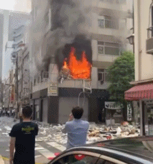 东京一店长闻到煤气味后点了根烟 按下打火机瞬间发生爆炸