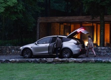 特斯拉 Model Y L 正式上市：六座布局、续航 751 公里，33.9 万元起