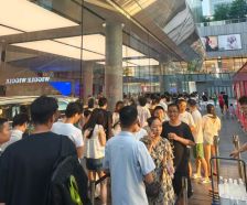 华为新三折叠起售价降2000元 门店排起长龙