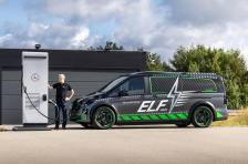 奔驰打造移动实验充电车，10 分钟能充入 100kWh 电量