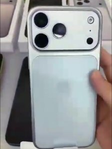 疑似苹果 iPhone 17 Pro Max 量产机泄露，后盖设计大变