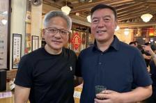 “电梯一吻”亲掉230多亿，黄仁勋“中国搭子”塌房了？