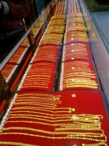 金店业绩冰火两重天 为何“一口价”卖得更好了？