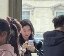 网友卢浮宫偶遇刘亦菲吃饭 意外发现她两年没换新手机