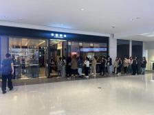 一年涨3次价，老铺黄金多赚了近34亿，管理层称“不只赚金价上行的钱，也能赚下行的钱”