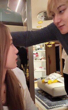 黄子韬徐艺洋直播互扇巴掌 边界感引争议